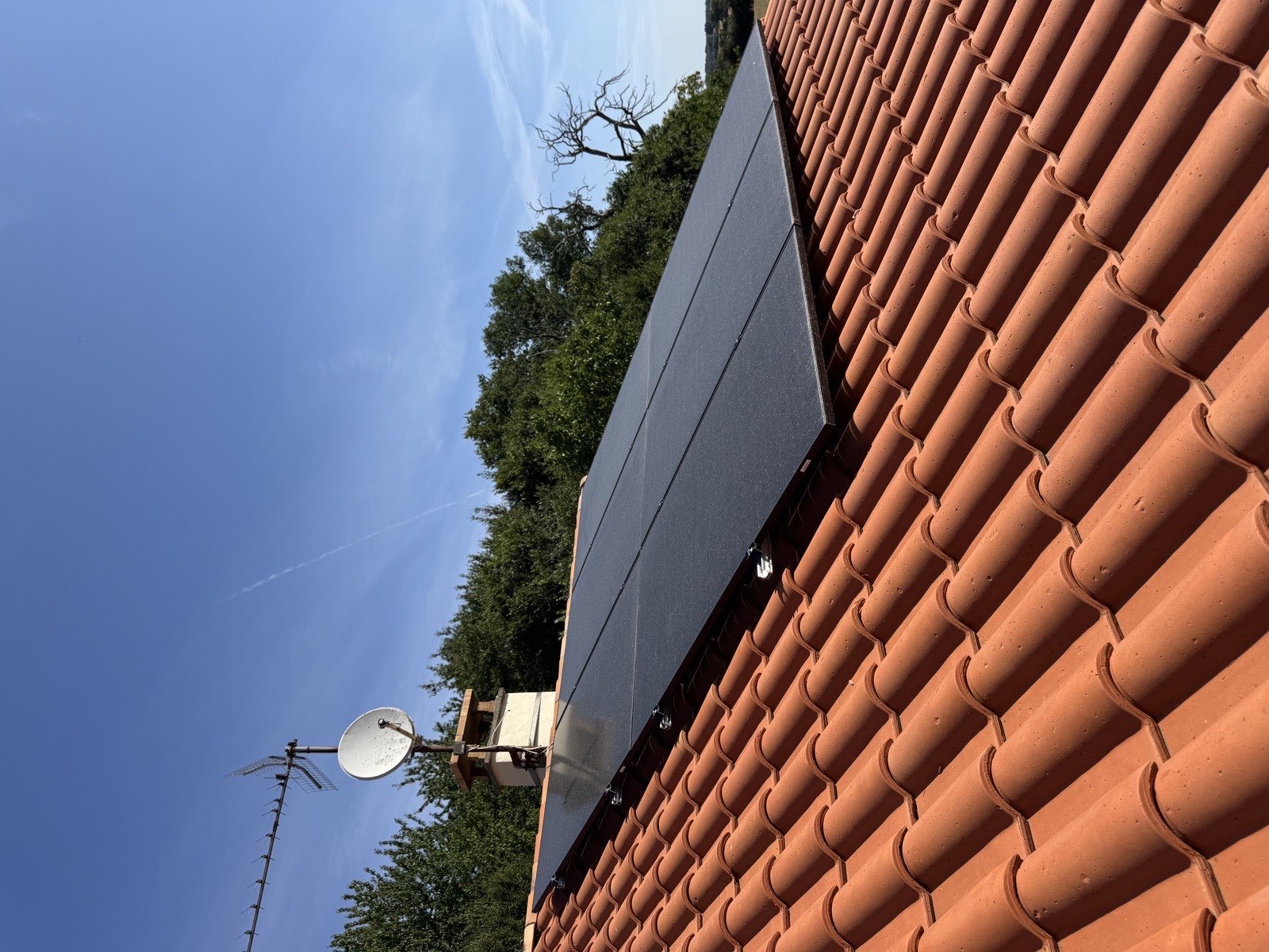 Panneaux solaires Full Black sur toiture tuiles — réalisation ODS