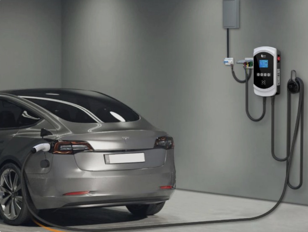 Borne de recharge murale — véhicule électrique en charge — Réalisation ODS