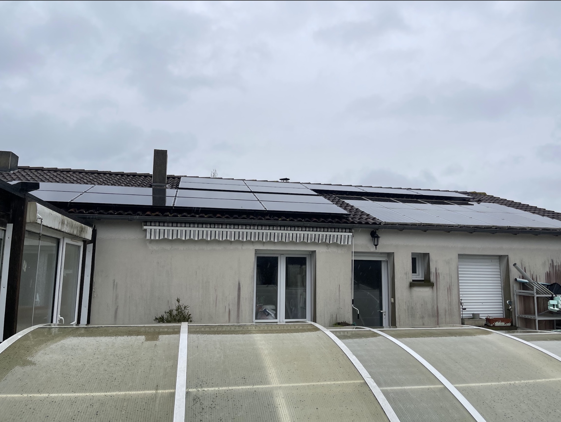 Panneaux solaires Full Black sur maison de plain-pied — Famille Dubreuil